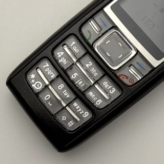 Ingliz arab klaviaturasi bilan original 1600 qulflanmagan mobil telefon 2G GSM 900/1800 mobil telefoni. 2005 yildan Finlyandiyada ishlab chiqarilgan.