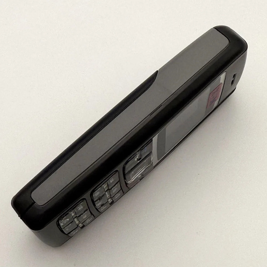 Ingliz arab klaviaturasi bilan original 1600 qulflanmagan mobil telefon 2G GSM 900/1800 mobil telefoni. 2005 yildan Finlyandiyada ishlab chiqarilgan.