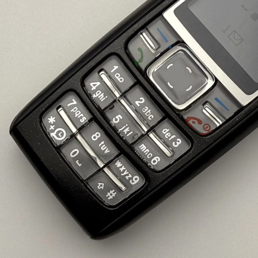 Ingliz arab klaviaturasi bilan original 1600 qulflanmagan mobil telefon 2G GSM 900/1800 mobil telefoni. 2005 yildan Finlyandiyada ishlab chiqarilgan.