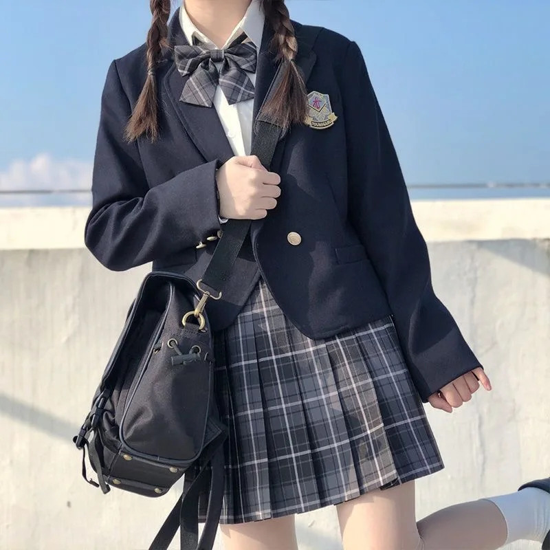 Original JK uniformasi qisqa sunʻiy charm sunʻiy palto plaid yubka medalli koʻylagi Ayollar seksi besh qismli kollej kostyumi