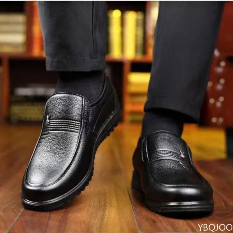 Erkaklar moda yumshoq taglik poyafzallari hashamatli rasmiy charm poyafzallar erkaklar nafas oladigan slip on loaferlar qora erkak haydovchi poyafzallari Zapatos Homme